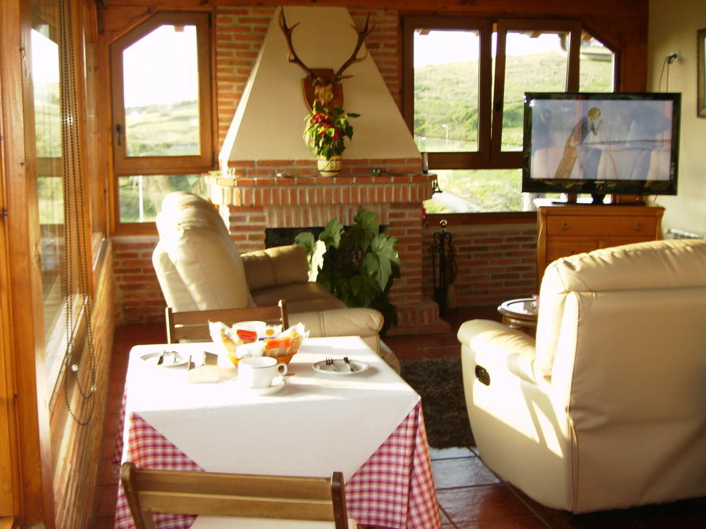 Cóbreces Pension Bella Vista מראה חיצוני תמונה